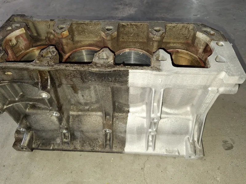 Motorblock – links verölt und verrostet, rechts nach Laserreinigung blank